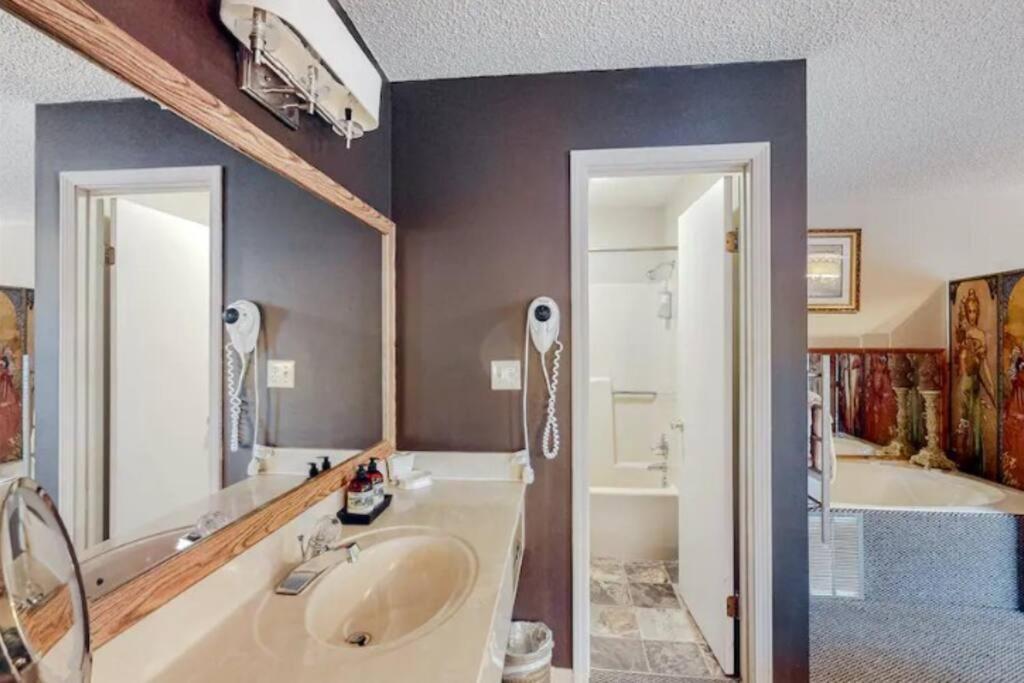 Jacuzzi Suite 206 At Tradewinds 尤里卡斯普林斯 外观 照片